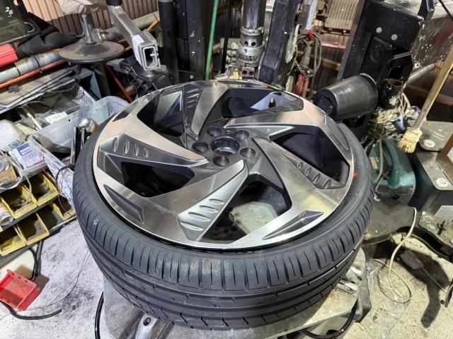 トヨタ　50プリウス 　右フロントタイヤ 1本　交換　ZVW51【岡山県岡山市　東区・中区・北区・赤磐市・瀬戸内市で持込でのタイヤ交換・ドライブレコーダー・ナビ等のパーツ取付・カスタムの事ならエヌアンドエスオートへお任せ】下さい！】