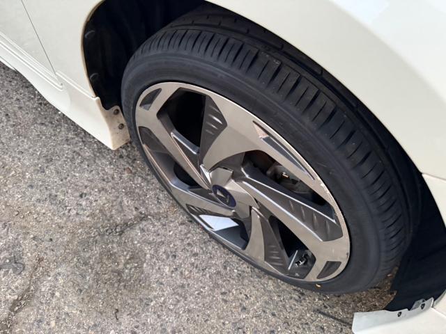 トヨタ　50プリウス 　右フロントタイヤ 1本　交換　ZVW51【岡山県岡山市　東区・中区・北区・赤磐市・瀬戸内市で持込でのタイヤ交換・ドライブレコーダー・ナビ等のパーツ取付・カスタムの事ならエヌアンドエスオートへお任せ】下さい！】