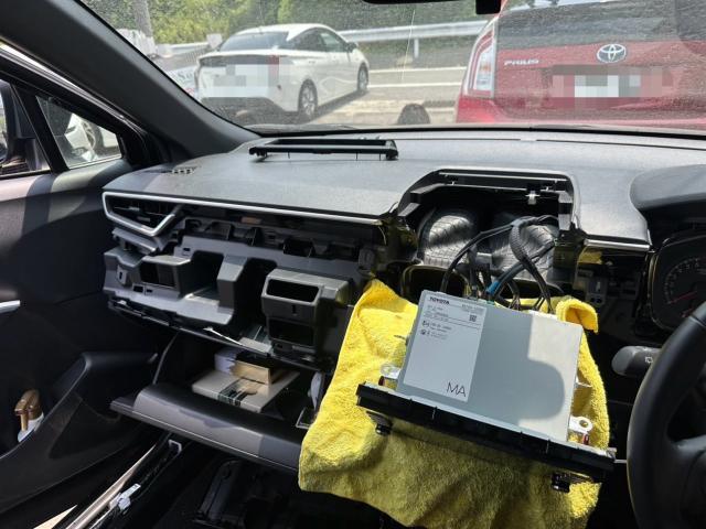 トヨタ　カローラクロス　アンビエントライト　取付　ZSG10【岡山県岡山市　東区・中区・北区・赤磐市・瀬戸内市で持込でのタイヤ交換・ドライブレコーダー・ナビ等のパーツ取付・カスタムの事ならエヌアンドエスオートへお任せ下さい！】