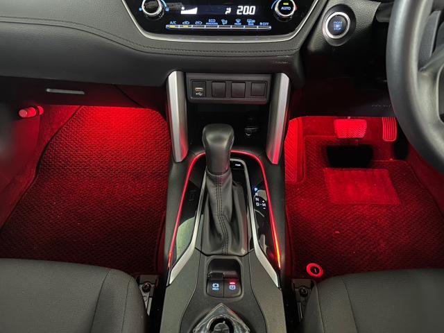 トヨタ　カローラクロス　アンビエントライト　取付　ZSG10【岡山県岡山市　東区・中区・北区・赤磐市・瀬戸内市で持込でのタイヤ交換・ドライブレコーダー・ナビ等のパーツ取付・カスタムの事ならエヌアンドエスオートへお任せ下さい！】