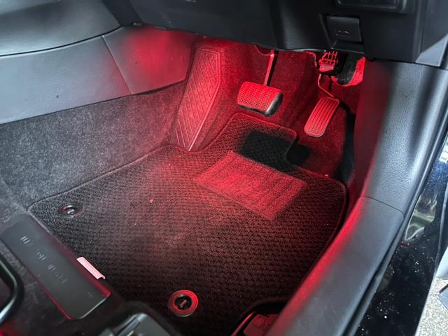 トヨタ　カローラクロス　RGB8色切替フットライト取付　ZSG10【岡山県岡山市　東区・中区・北区・赤磐市・瀬戸内市で持込でのタイヤ交換・ドライブレコーダー・ナビ等のパーツ取付・カスタムの事ならエヌアンドエスオートへお任せ】下さい！】