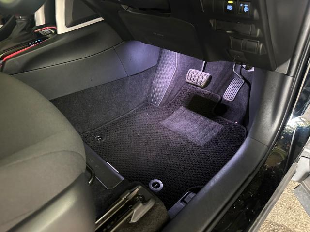 トヨタ　カローラクロス　RGB8色切替フットライト取付　ZSG10【岡山県岡山市　東区・中区・北区・赤磐市・瀬戸内市で持込でのタイヤ交換・ドライブレコーダー・ナビ等のパーツ取付・カスタムの事ならエヌアンドエスオートへお任せ】下さい！】