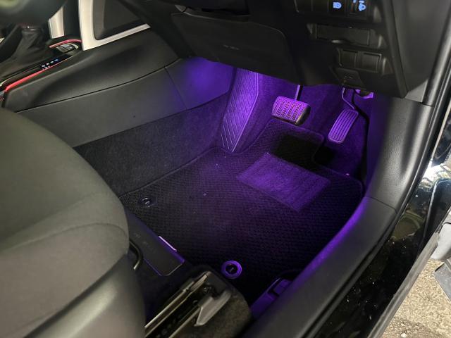 トヨタ　カローラクロス　RGB8色切替フットライト取付　ZSG10【岡山県岡山市　東区・中区・北区・赤磐市・瀬戸内市で持込でのタイヤ交換・ドライブレコーダー・ナビ等のパーツ取付・カスタムの事ならエヌアンドエスオートへお任せ】下さい！】