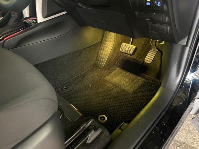 トヨタ　カローラクロス　RGB8色切替フットライト取付　ZSG10【岡山県岡山市　東区・中区・北区・赤磐市・瀬戸内市で持込でのタイヤ交換・ドライブレコーダー・ナビ等のパーツ取付・カスタムの事ならエヌアンドエスオートへお任せ】下さい！】