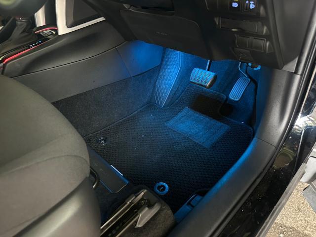 トヨタ　カローラクロス　RGB8色切替フットライト取付　ZSG10【岡山県岡山市　東区・中区・北区・赤磐市・瀬戸内市で持込でのタイヤ交換・ドライブレコーダー・ナビ等のパーツ取付・カスタムの事ならエヌアンドエスオートへお任せ】下さい！】