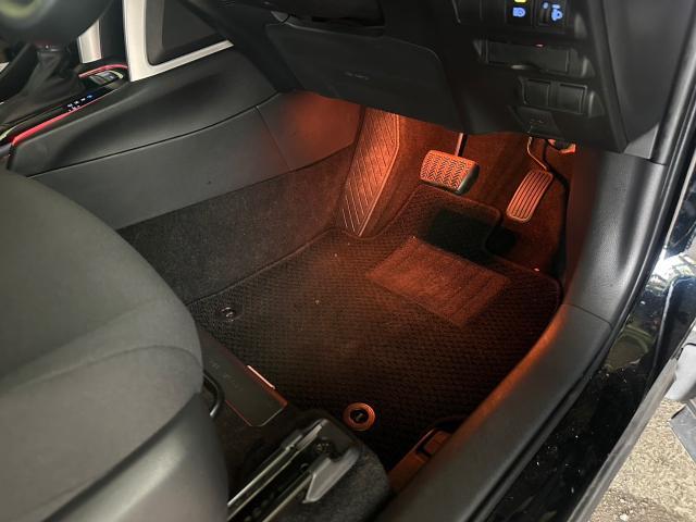 トヨタ　カローラクロス　RGB8色切替フットライト取付　ZSG10【岡山県岡山市　東区・中区・北区・赤磐市・瀬戸内市で持込でのタイヤ交換・ドライブレコーダー・ナビ等のパーツ取付・カスタムの事ならエヌアンドエスオートへお任せ】下さい！】