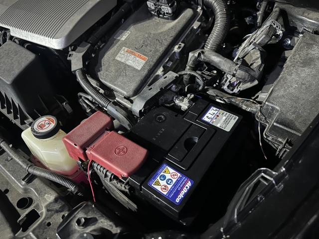 トヨタ　50プリウス 　補機バッテリー　交換　ZVW51【岡山県岡山市　東区・中区・北区・赤磐市・瀬戸内市で持込でのタイヤ交換・ドライブレコーダー・ナビ等のパーツ取付・カスタムの事ならエヌアンドエスオートへお任せ下さい！】