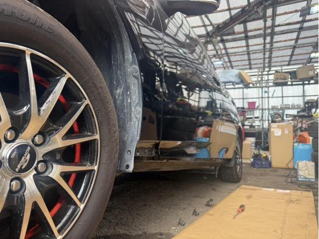 トヨタ　50プリウス　左サイドステップ　交換　ZVW55【岡山県岡山市　東区・中区・北区・赤磐市・瀬戸内市で持込でのタイヤ交換・ドライブレコーダー・ナビ等のパーツ取付・カスタムの事ならエヌアンドエスオートへお任せ下さい！】