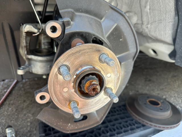 トヨタ　アクア　フロントハブボルト8本　10mmロング　打ち替え【岡山県岡山市　東区・中区・北区・赤磐市・瀬戸内市で持込でのタイヤ交換・ドライブレコーダー・ナビ等のパーツ取付・カスタムの事ならエヌアンドエスオートへお任せ】下さい！】