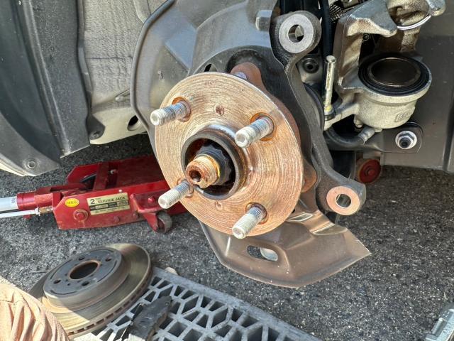 トヨタ　アクア　フロントハブボルト8本　10mmロング　打ち替え【岡山県岡山市　東区・中区・北区・赤磐市・瀬戸内市で持込でのタイヤ交換・ドライブレコーダー・ナビ等のパーツ取付・カスタムの事ならエヌアンドエスオートへお任せ】下さい！】