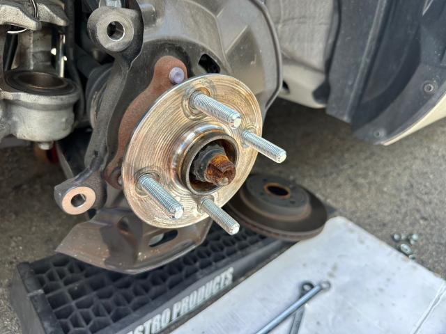 トヨタ　アクア　フロントハブボルト8本　10mmロング　打ち替え【岡山県岡山市　東区・中区・北区・赤磐市・瀬戸内市で持込でのタイヤ交換・ドライブレコーダー・ナビ等のパーツ取付・カスタムの事ならエヌアンドエスオートへお任せ】下さい！】