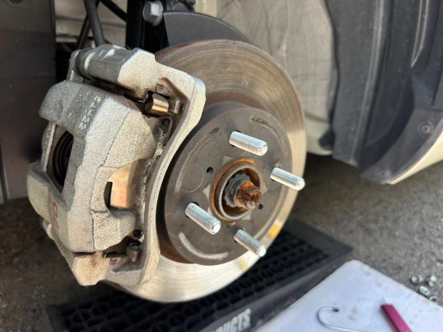 トヨタ　アクア　フロントハブボルト8本　10mmロング　打ち替え【岡山県岡山市　東区・中区・北区・赤磐市・瀬戸内市で持込でのタイヤ交換・ドライブレコーダー・ナビ等のパーツ取付・カスタムの事ならエヌアンドエスオートへお任せ】下さい！】