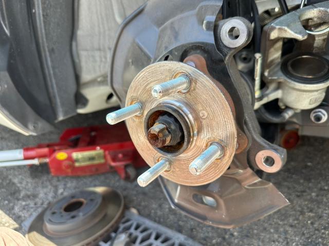 トヨタ　アクア　フロントハブボルト8本　10mmロング　打ち替え【岡山県岡山市　東区・中区・北区・赤磐市・瀬戸内市で持込でのタイヤ交換・ドライブレコーダー・ナビ等のパーツ取付・カスタムの事ならエヌアンドエスオートへお任せ】下さい！】