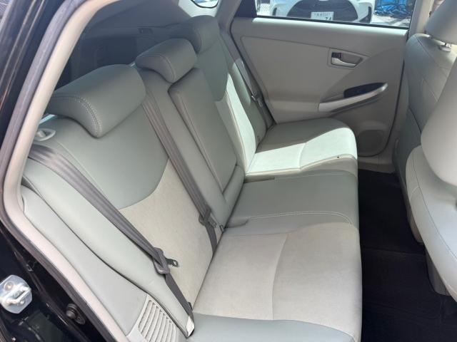 トヨタ　30プリウス　シートカバー取付　ZVW30【岡山県岡山市　東区・中区・北区・赤磐市・瀬戸内市で持込でのタイヤ交換・ドライブレコーダー・ナビ等のパーツ取付・カスタムの事ならエヌアンドエスオートへお任せ】下さい！】