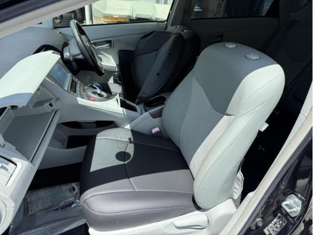 トヨタ　30プリウス　シートカバー取付　ZVW30【岡山県岡山市　東区・中区・北区・赤磐市・瀬戸内市で持込でのタイヤ交換・ドライブレコーダー・ナビ等のパーツ取付・カスタムの事ならエヌアンドエスオートへお任せ】下さい！】