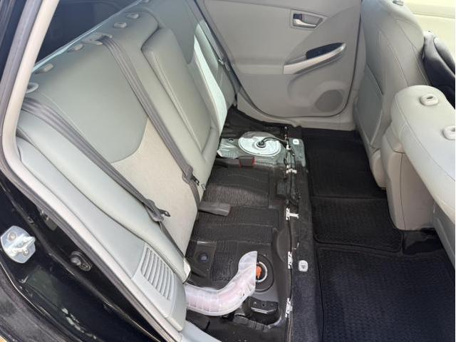 トヨタ　30プリウス　シートカバー取付　ZVW30【岡山県岡山市　東区・中区・北区・赤磐市・瀬戸内市で持込でのタイヤ交換・ドライブレコーダー・ナビ等のパーツ取付・カスタムの事ならエヌアンドエスオートへお任せ】下さい！】