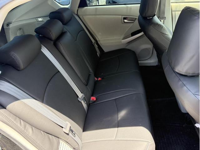 トヨタ　30プリウス　シートカバー取付　ZVW30【岡山県岡山市　東区・中区・北区・赤磐市・瀬戸内市で持込でのタイヤ交換・ドライブレコーダー・ナビ等のパーツ取付・カスタムの事ならエヌアンドエスオートへお任せ】下さい！】