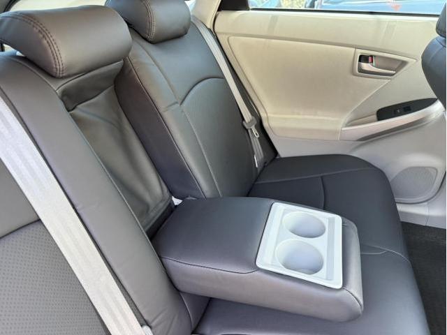 トヨタ　30プリウス　シートカバー取付　ZVW30【岡山県岡山市　東区・中区・北区・赤磐市・瀬戸内市で持込でのタイヤ交換・ドライブレコーダー・ナビ等のパーツ取付・カスタムの事ならエヌアンドエスオートへお任せ】下さい！】