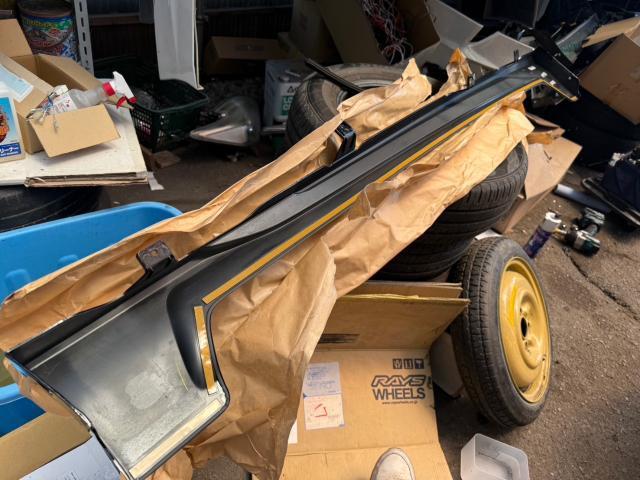 トヨタ　50プリウス 　フロントエアロ、左サイドステップ　交換【岡山県岡山市　東区・中区・北区・赤磐市・瀬戸内市で持込でのタイヤ交換・ドライブレコーダー・ナビ等のパーツ取付・カスタムの事ならエヌアンドエスオートへお任せ】下さい！】