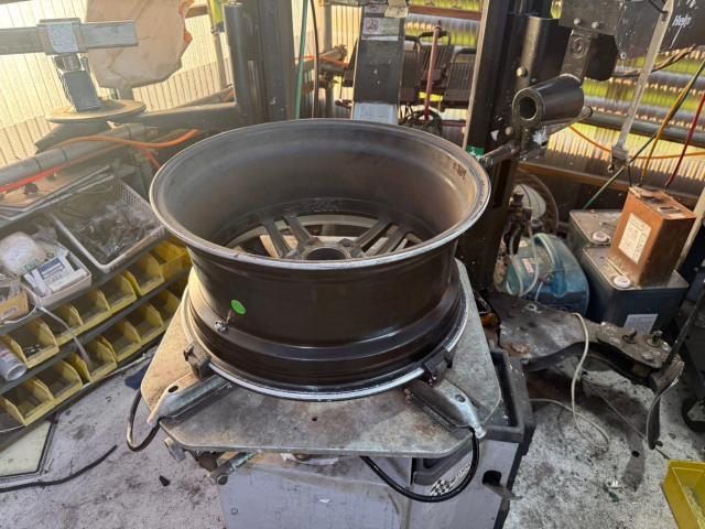 トヨタ　クラウン　フロントタイヤ2本 交換　GRS200【岡山県岡山市　東区・中区・北区・赤磐市・瀬戸内市で持込でのタイヤ交換・ドライブレコーダー・ナビ等のパーツ取付・カスタムの事ならエヌアンドエスオートへお任せ】下さい！】