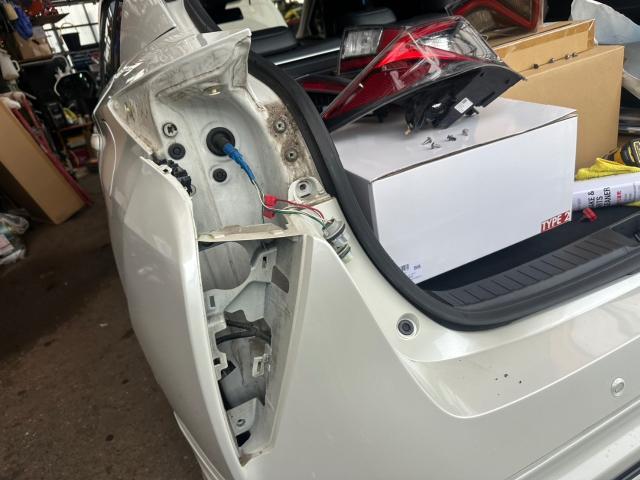 トヨタ　50プリウス 　ヴァレンティ LEDテールランプ取付　ZVW51【岡山県岡山市　東区・中区・北区・赤磐市・瀬戸内市で持込でのタイヤ交換・ドライブレコーダー・ナビ等のパーツ取付・カスタムの事ならエヌアンドエスオートへお任せ】下さい！】