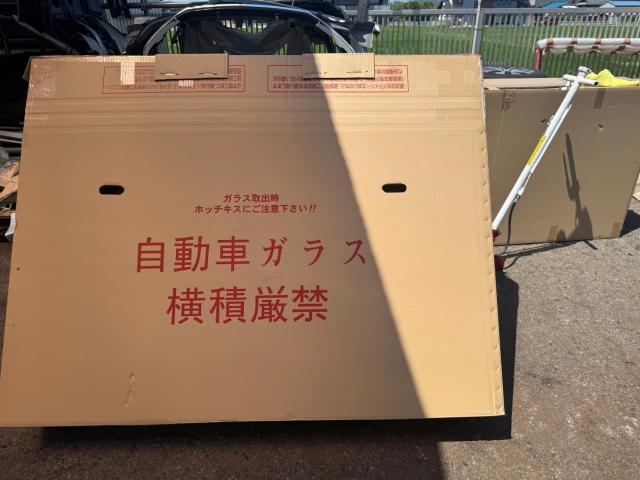 ホンダ　フィット　フロントガラス 交換　GE6【岡山県岡山市　東区・中区・北区・赤磐市・瀬戸内市で持込でのタイヤ交換・ドライブレコーダー・ナビ等のパーツ取付・カスタムの事ならエヌアンドエスオートへお任せ】下さい！】