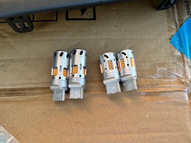 トヨタ　ハイエースバン　LEDウィンカーT20取付　GDH201V【岡山県岡山市　東区・中区・北区・赤磐市・瀬戸内市で持込でのタイヤ交換・ドライブレコーダー・ナビ等のパーツ取付・カスタムの事ならエヌアンドエスオートへお任せ】下さい！】