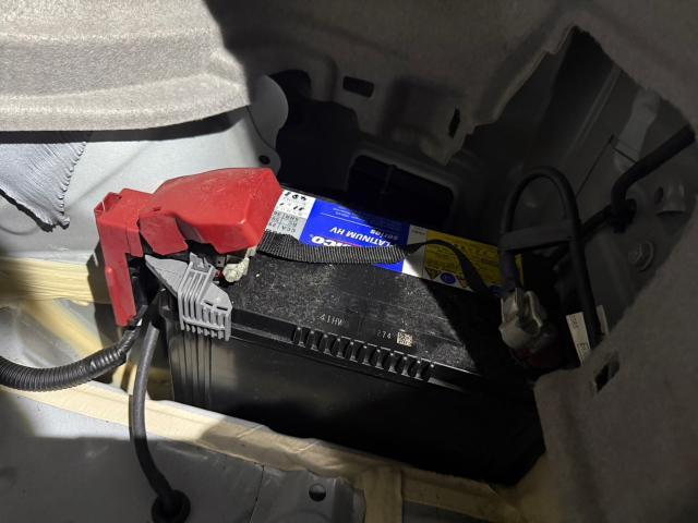 トヨタ　30プリウス 　補機バッテリー交換　ZVW30【岡山県岡山市　東区・中区・北区・赤磐市・瀬戸内市で持込でのタイヤ交換・ドライブレコーダー・ナビ等のパーツ取付・カスタムの事ならエヌアンドエスオートへお任せ】下さい！】