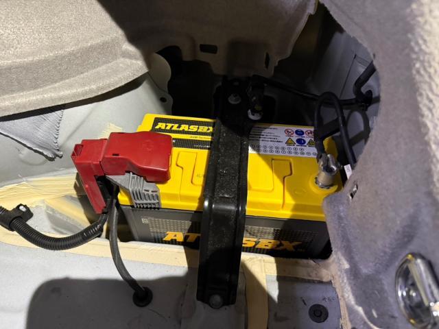 トヨタ　30プリウス 　補機バッテリー交換　ZVW30【岡山県岡山市　東区・中区・北区・赤磐市・瀬戸内市で持込でのタイヤ交換・ドライブレコーダー・ナビ等のパーツ取付・カスタムの事ならエヌアンドエスオートへお任せ】下さい！】