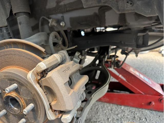 トヨタ　50プリウス　ダウンサス取付　18inホイールへ交換　ZVW51【岡山県岡山市　東区・中区・北区・赤磐市・瀬戸内市で持込でのタイヤ交換・ドライブレコーダー・ナビ等のパーツ取付・カスタムの事ならエヌアンドエスオートへお任せ】下さい！】