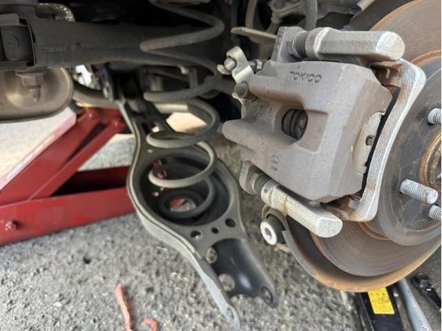 トヨタ　50プリウス　ダウンサス取付　18inホイールへ交換　ZVW51【岡山県岡山市　東区・中区・北区・赤磐市・瀬戸内市で持込でのタイヤ交換・ドライブレコーダー・ナビ等のパーツ取付・カスタムの事ならエヌアンドエスオートへお任せ】下さい！】