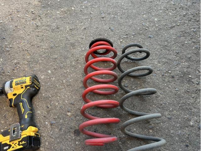 トヨタ　50プリウス　ダウンサス取付　18inホイールへ交換　ZVW51【岡山県岡山市　東区・中区・北区・赤磐市・瀬戸内市で持込でのタイヤ交換・ドライブレコーダー・ナビ等のパーツ取付・カスタムの事ならエヌアンドエスオートへお任せ】下さい！】