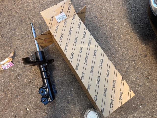 トヨタ　50プリウス 　右側サス新品交換　ZVW51【岡山県岡山市　東区・中区・北区・赤磐市・瀬戸内市で持込でのタイヤ交換・ドライブレコーダー・ナビ等のパーツ取付・カスタムの事ならエヌアンドエスオートへお任せ】下さい！】