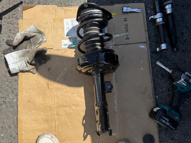 トヨタ　50プリウス 　右側サス新品交換　ZVW51【岡山県岡山市　東区・中区・北区・赤磐市・瀬戸内市で持込でのタイヤ交換・ドライブレコーダー・ナビ等のパーツ取付・カスタムの事ならエヌアンドエスオートへお任せ】下さい！】