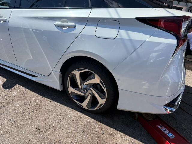 トヨタ　50プリウス 　15in→18inホイール　交換　ZVW51【岡山県岡山市　東区・中区・北区・赤磐市・瀬戸内市で持込でのタイヤ交換・ドライブレコーダー・ナビ等のパーツ取付・カスタムの事ならエヌアンドエスオートへお任せ】下さい！】