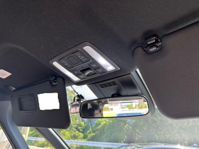 トヨタ ヴォクシー LEDルームランプ交換 ZWR90W【岡山県岡山市 東区・中区・北区・赤磐市・瀬戸内市で持込でのタイヤ交換・ドライブレコーダー・ナビ等のパーツ取付・カスタムの事ならエヌアンドエスオートへお任せ】下さい!】