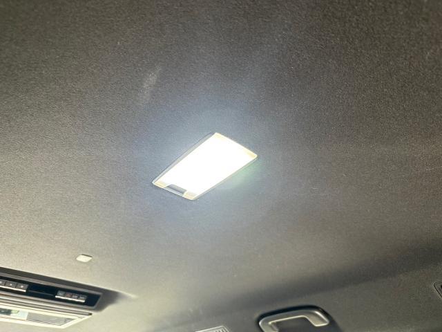 トヨタ ヴォクシー LEDルームランプ交換 ZWR90W【岡山県岡山市 東区・中区・北区・赤磐市・瀬戸内市で持込でのタイヤ交換・ドライブレコーダー・ナビ等のパーツ取付・カスタムの事ならエヌアンドエスオートへお任せ】下さい!】