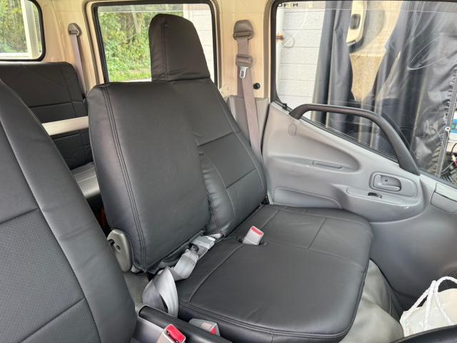 日野 デュトロ シートカバー 取付 XZU605M【岡山県岡山市 東区・中区・北区・赤磐市・瀬戸内市で持込でのタイヤ交換・ドライブレコーダー・ナビ等のパーツ取付・カスタムの事ならエヌアンドエスオートへお任せ】下さい!】