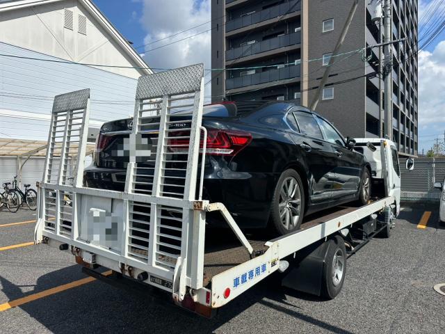 レクサス LS レッカー搬送 バッテリー交換 USF40【岡山県岡山市 東区・中区・北区・赤磐市・瀬戸内市で持込でのタイヤ交換・ドライブレコーダー・ナビ等のパーツ取付・カスタムの事ならエヌアンドエスオートへお任せ】下さい!】