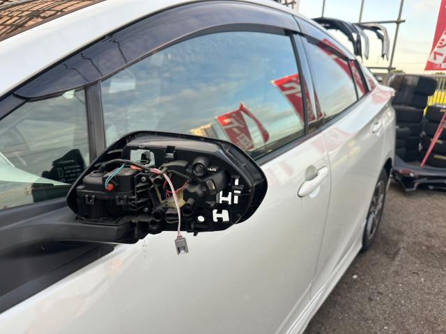 トヨタ　50プリウス 　シーケンシャルドアミラーウィンカー取付【岡山県岡山市　東区・中区・北区・赤磐市・瀬戸内市で持込でのタイヤ交換・ドライブレコーダー・ナビ等のパーツ取付・カスタムの事ならエヌアンドエスオートへお任せ】下さい！】