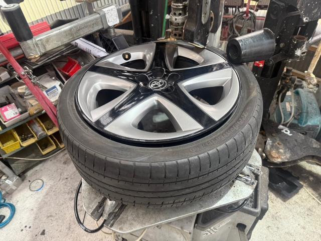 トヨタ　プリウス　フロントタイヤ　2本　交換　ZVW55【岡山県岡山市　東区・中区・北区・赤磐市・瀬戸内市で持込でのタイヤ交換・ドライブレコーダー・ナビ等のパーツ取付・カスタムの事ならエヌアンドエスオートへお任せ】下さい！】