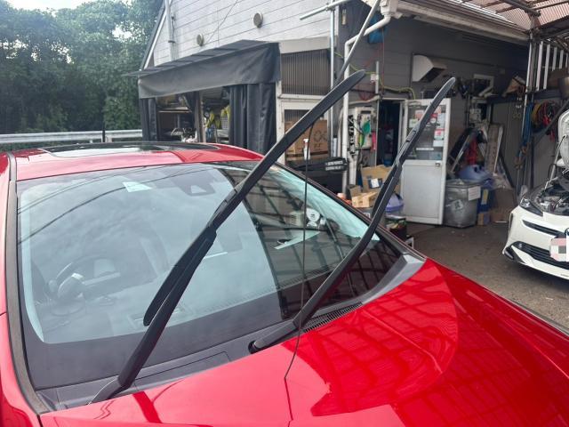 トヨタ　50プリウス　ワイパーゴム　交換　ZVW55【岡山県岡山市　東区・中区・北区・赤磐市・瀬戸内市で持込でのタイヤ交換・ドライブレコーダー・ナビ等のパーツ取付・カスタムの事ならエヌアンドエスオートへお任せ】下さい！】