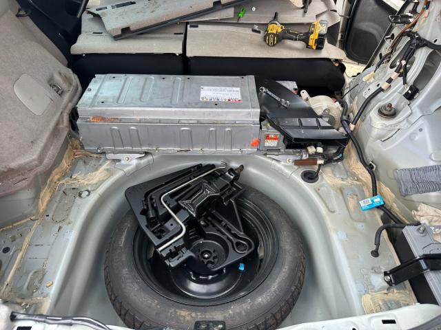 トヨタ　30プリウス　リビルトハイブリッドバッテリー交換　ZVW30【岡山県岡山市　東区・中区・北区・赤磐市・瀬戸内市で持込でのタイヤ交換・ドライブレコーダー・ナビ等のパーツ取付・カスタムの事ならエヌアンドエスオートへお任せ】下さい！】