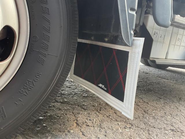 三菱ふそう　キャンター　ジェットイノウエ　泥除け　取付　FBA20【岡山県岡山市　東区・中区・北区・赤磐市・瀬戸内市で持込でのタイヤ交換・ドライブレコーダー・ナビ等のパーツ取付・カスタムの事ならエヌアンドエスオートへお任せ】下さい！】