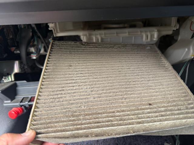 トヨタ　アクア　オイル、エレメント、エアコンフィルター　交換【岡山県岡山市　東区・中区・北区・赤磐市・瀬戸内市で持込でのタイヤ交換・ドライブレコーダー・ナビ等のパーツ取付・カスタムの事ならエヌアンドエスオートへお任せ】下さい！】