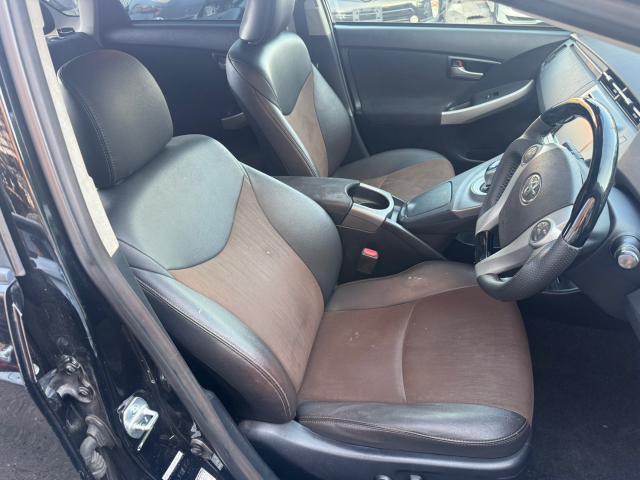 トヨタ　30プリウス　新品シートカバー　取付　ZVW30【岡山県岡山市　東区・中区・北区・赤磐市・瀬戸内市で持込でのタイヤ交換・ドライブレコーダー・ナビ等のパーツ取付・カスタムの事ならエヌアンドエスオートへお任せ】下さい！】