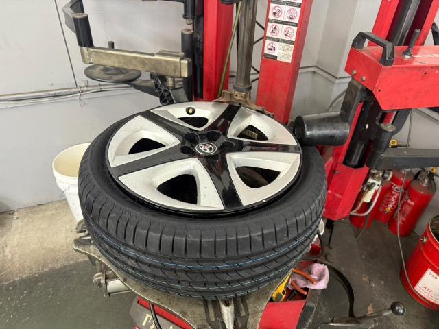 トヨタ　50プリウス 　タイヤ　4本 交換　ZVW51【岡山県岡山市　東区・中区・北区・赤磐市・瀬戸内市で持込でのタイヤ交換・ドライブレコーダー・ナビ等のパーツ取付・カスタムの事ならエヌアンドエスオートへお任せ】下さい！】