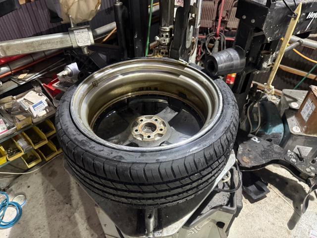 トヨタ　50プリウス 　タイヤ　4本　交換　ZVW51【岡山県岡山市　東区・中区・北区・赤磐市・瀬戸内市で持込でのタイヤ交換・ドライブレコーダー・ナビ等のパーツ取付・カスタムの事ならエヌアンドエスオートへお任せ】下さい！】