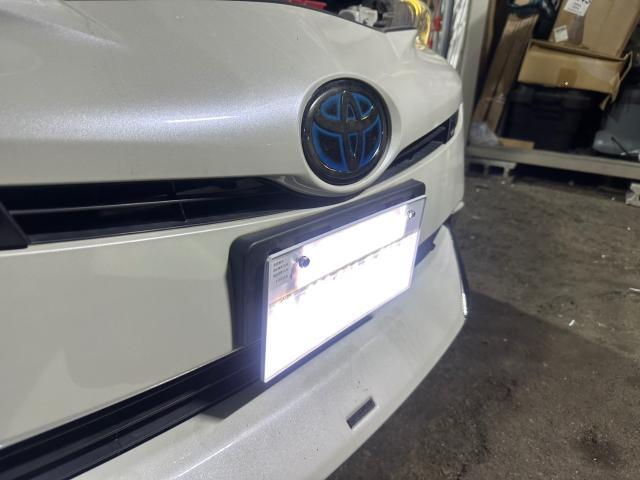 トヨタ　50プリウス 　AIR字光式ナンバー灯 取付　ZVW55【岡山県岡山市　東区・中区・北区・赤磐市・瀬戸内市で持込でのタイヤ交換・ドライブレコーダー・ナビ等のパーツ取付・カスタムの事ならエヌアンドエスオートへお任せ】下さい！】