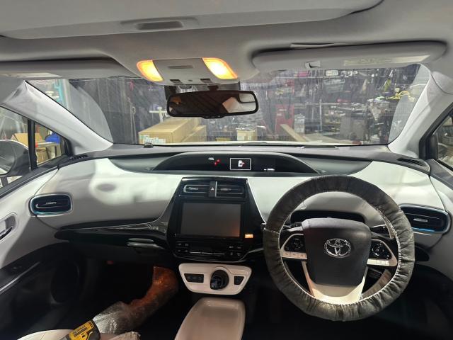 トヨタ　50プリウス 　LEDアンビエントライト取付　ZVW55【岡山県岡山市　東区・中区・北区・赤磐市・瀬戸内市で持込でのタイヤ交換・ドライブレコーダー・ナビ等のパーツ取付・カスタムの事ならエヌアンドエスオートへお任せ】下さい！】